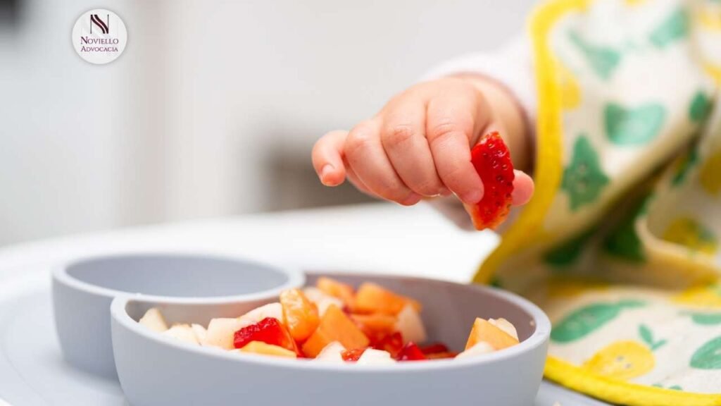 Criança alimentando-se graças a ação de alimentos