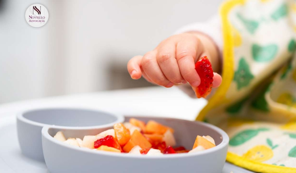 Criança alimentando-se graças a ação de alimentos