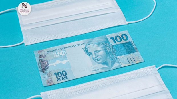 Dinheiro e mascara mostrando a redução salarial causada pela pandemia