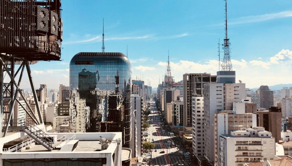 Vista aérea da Avenida Paulista e do skyline de São Paulo, cenário do novo regime de HIS e HMP